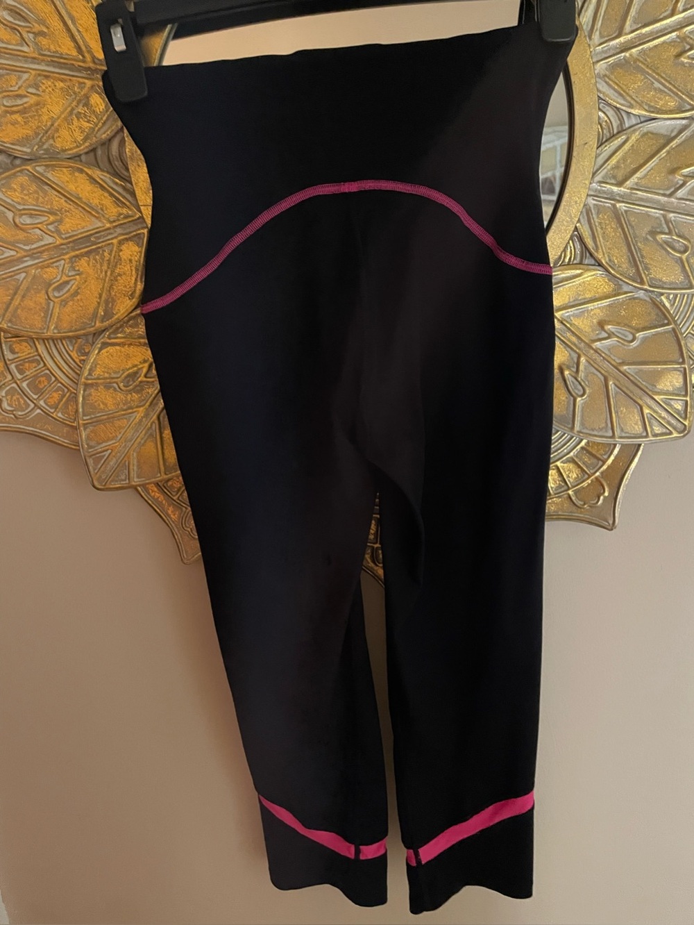 Spanx Black Capri leggings with pink trim Size L